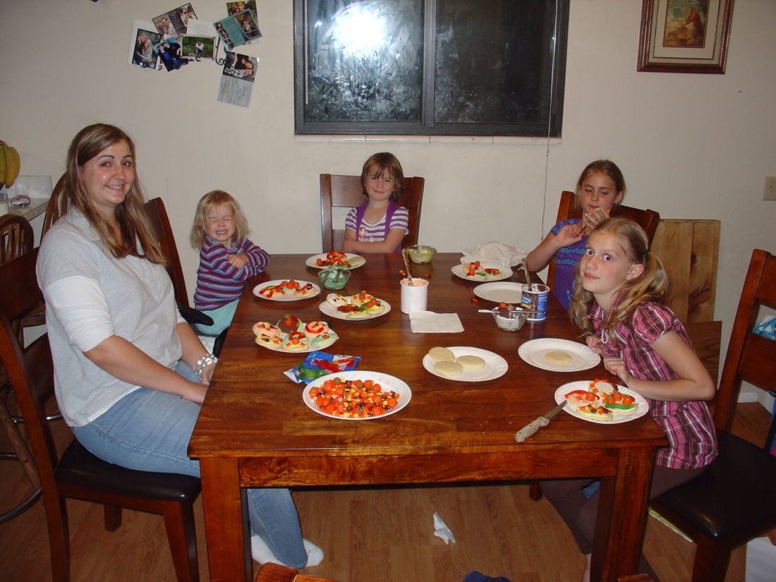 ../use_images/2010/Family_cookies.jpg