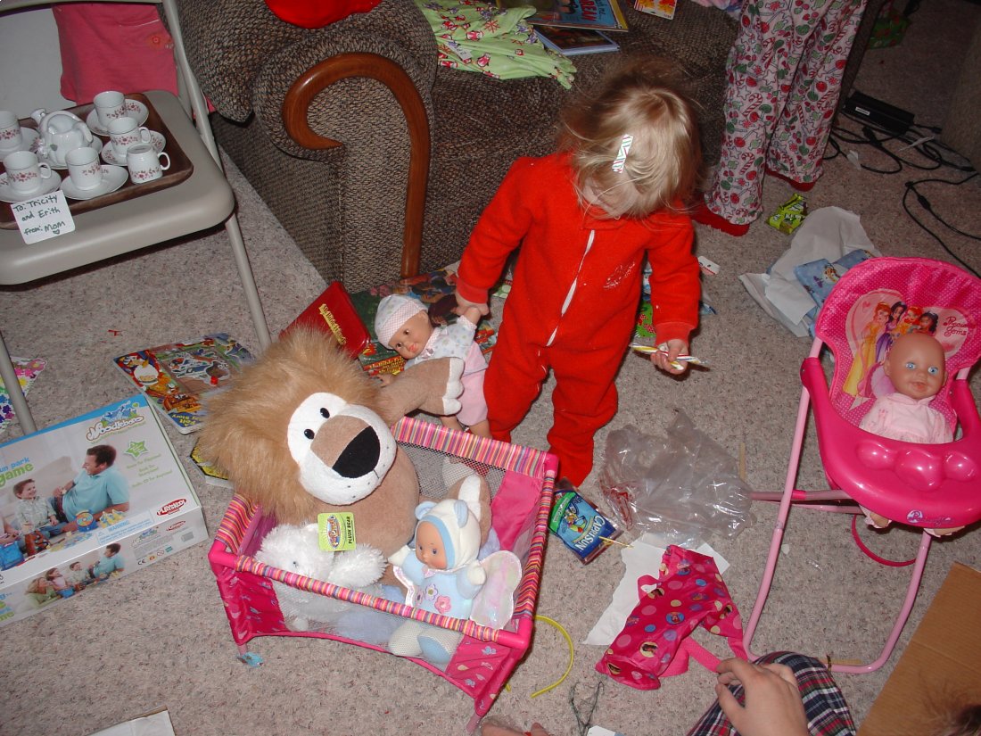 ../use_images/kids_2009/christmas_clara2.JPG