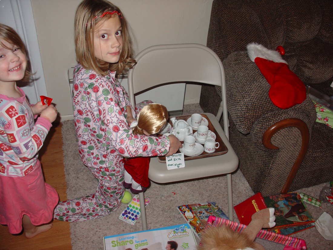 ../use_images/kids_2009/christmas_tea.JPG