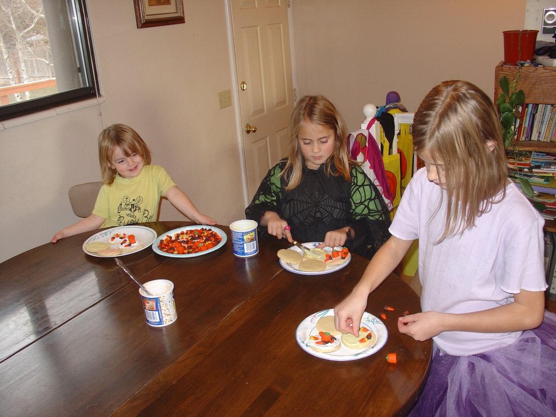 ../use_images/kids_2009/halloween_cookies.JPG